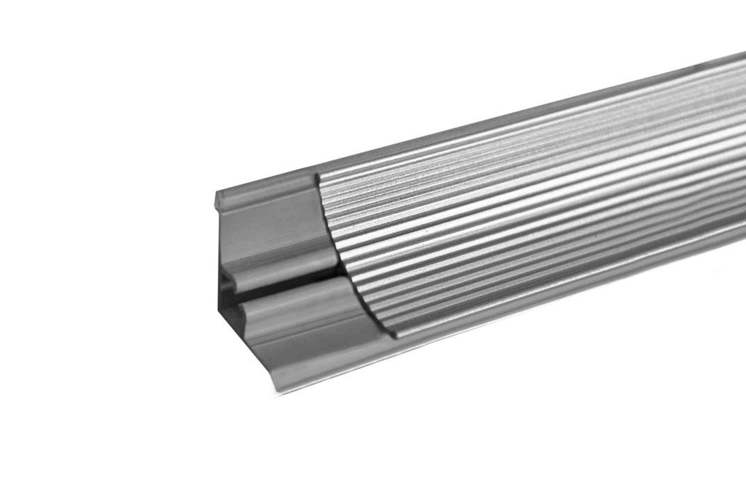 Плинтус кухонный 3,05м пластиковый рифленый алюминиевый вогнутый .jpg